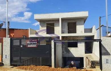 Imagem: A casa possui 3 Dormitórios, 1 Banheiro, 2 Vagas na garagem