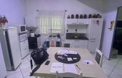 Imagem: A casa possui 3 Dormitórios, 1 Banheiro, 1 Vaga na garagem