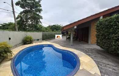 Imagem: A casa possui 4 Dormitórios, 3 Banheiros, 4 Vagas na garagem