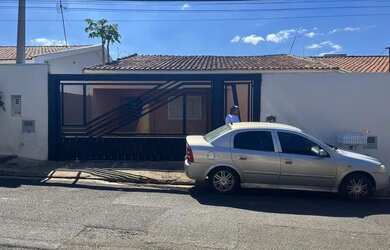 Imagem: A casa possui 3 Dormitórios, 1 Banheiro, 2 Vagas na garagem