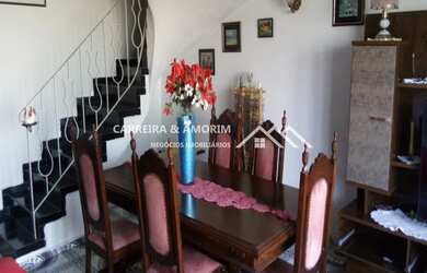 Imagem: A casa possui 3 Dormitórios, 2 Banheiros, 2 Vagas na garagem