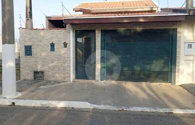 Imagem: A casa possui 2 Dormitórios, 2 Banheiros, 2 Vagas na garagem