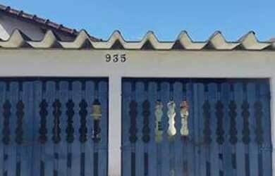 Imagem: A casa possui 2 Dormitórios, 2 Banheiros, 2 Vagas na garagem