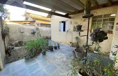 Imagem: A casa possui 3 Dormitórios, 1 Banheiro, 2 Vagas na garagem