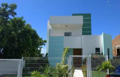 Imagem: A casa possui 4 Dormitórios, 4 Banheiros e 324m² de Área