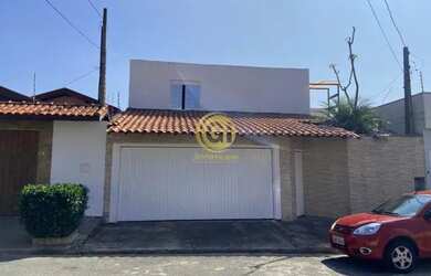 Imagem: A casa possui 5 Dormitórios, 4 Banheiros, 2 Vagas na garagem