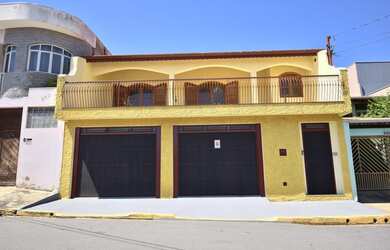 Imagem: A casa possui 2 Dormitórios, 3 Banheiros, 3 Vagas na garagem