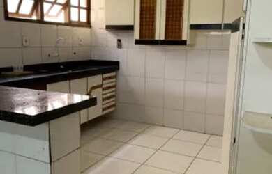 Imagem: A casa possui 4 Dormitórios, 3 Banheiros, 4 Vagas na garagem