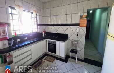 Imagem: A casa à venda possui 2 Dormitórios, 2 Banheiros, 2 Vagas