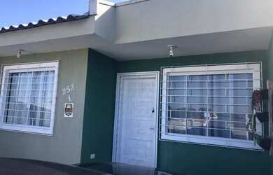 Imagem: A casa possui 2 Dormitórios, 2 Banheiros, 2 Vagas na garagem