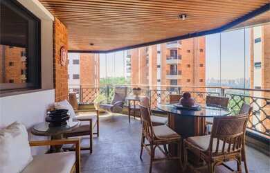 Imagem: O apartamento possui 4 Dormitórios, 1 Banheiro, 5 Vagas na