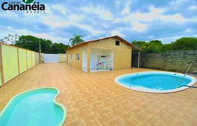 Imagem: A casa possui 4 Dormitórios, 3 Banheiros, 5 Vagas na garagem