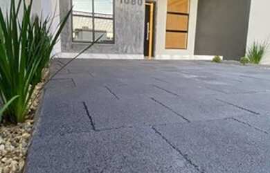 Imagem: A casa possui 3 Dormitórios, 2 Banheiros, 2 Vagas na garagem