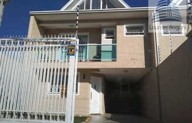 Imagem: A casa possui 3 Dormitórios, 3 Banheiros, 2 Vagas na garagem