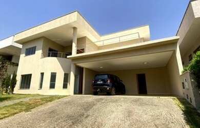 Imagem: A casa em condomínio possui 4 Dormitórios, 5 Banheiros, 450m²