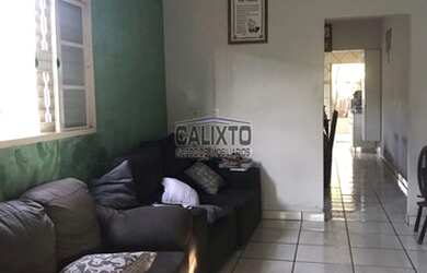 Imagem: A casa possui 3 Dormitórios, 1 Banheiro, 5 Vagas na garagem