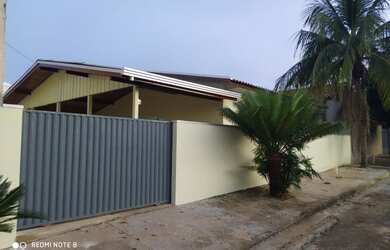 Imagem: A casa possui 3 Dormitórios, 2 Banheiros, 3 Vagas na garagem