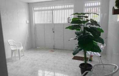 Imagem: A casa possui 2 Dormitórios, 1 Banheiro, 2 Vagas na garagem