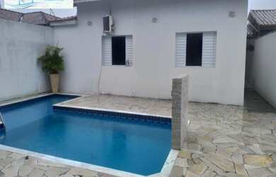 Imagem: A casa possui 3 Dormitórios, 3 Banheiros, 2 Vagas na garagem