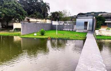 Imagem: A casa possui 4 Dormitórios, 4 Banheiros, 4 Vagas na garagem