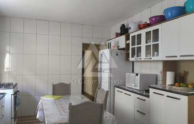 Imagem: A casa possui 2 Dormitórios, 2 Banheiros, 1 Vaga na garagem