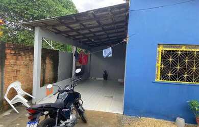 Imagem: A casa possui 3 Dormitórios, 2 Banheiros, 1 Vaga na garagem