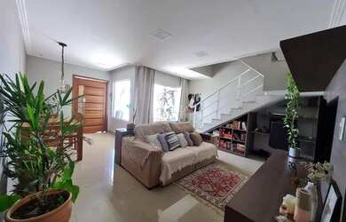 Imagem: A casa possui 3 Dormitórios, 3 Banheiros, 2 Vagas na garagem