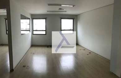 Imagem: O depósito possui 1 Vaga na garagem, 33m² de Área e está