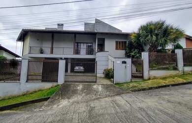 Imagem: A casa possui 4 Dormitórios, 4 Banheiros, 4 Vagas na garagem