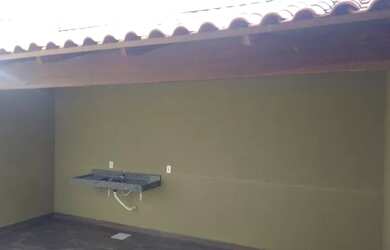 Imagem: A casa possui 3 Dormitórios, 2 Banheiros, 2 Vagas na garagem