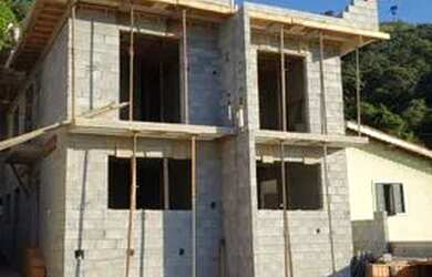 Imagem: A casa possui 3 Dormitórios, 3 Banheiros, 2 Vagas na garagem