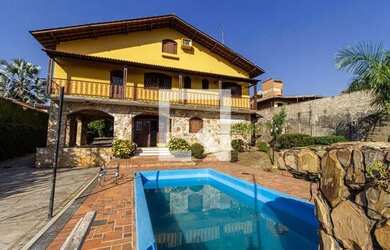 Imagem: A casa possui 5 Dormitórios, 5 Banheiros, 5 Vagas na garagem