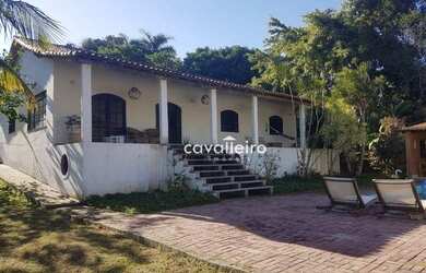 Imagem: A casa possui 4 Dormitórios, 2 Banheiros, 4 Vagas na garagem