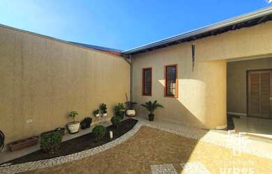 Imagem: A casa possui 3 Dormitórios, 1 Banheiro, 2 Vagas na garagem