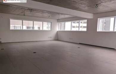 Imagem: O depósito possui 2 Vagas na garagem, 80m² de Área e está