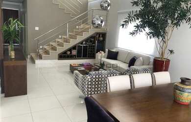 Imagem: A casa em condomínio possui 5 Dormitórios, 5 Banheiros, 4