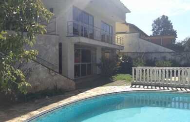 Imagem: A casa possui 5 Dormitórios, 5 Banheiros, 3 Vagas na garagem