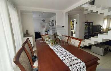 Imagem: A casa possui 5 Dormitórios, 3 Banheiros, 2 Vagas na garagem