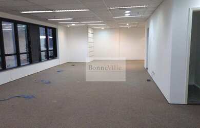 Imagem: O depósito possui 4 Vagas na garagem, 182m² de Área e está