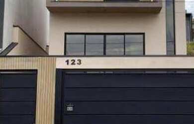 Imagem: A casa possui 3 Dormitórios, 3 Banheiros, 2 Vagas na garagem