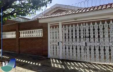 Imagem: A casa possui 3 Dormitórios, 3 Banheiros, 4 Vagas na garagem