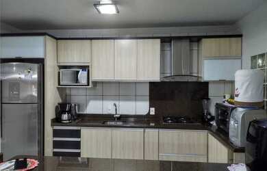 Imagem: O apartamento possui 3 Dormitórios, 1 Banheiro, 1 Vaga na garagem