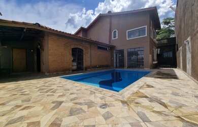 Imagem: A casa possui 3 Dormitórios, 4 Banheiros, 4 Vagas na garagem