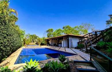 Imagem: A casa possui 4 Dormitórios, 5 Banheiros, 5 Vagas na garagem