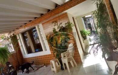 Imagem: A casa possui 3 Dormitórios, 2 Banheiros, 2 Vagas na garagem