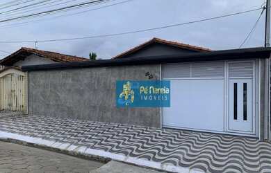 Imagem: A casa possui 4 Dormitórios, 4 Banheiros, 4 Vagas na garagem