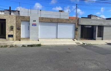 Imagem: A casa possui 4 Dormitórios, 3 Banheiros, 3 Vagas na garagem