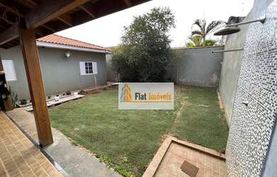 Imagem: A casa possui 3 Dormitórios, 2 Banheiros, 2 Vagas na garagem