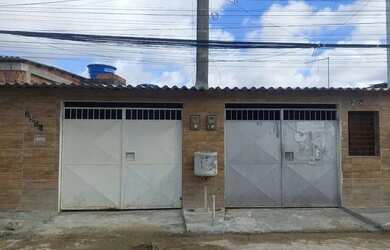Imagem: A casa possui 4 Dormitórios, 2 Banheiros, 2 Vagas na garagem