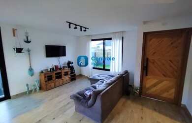 Imagem: A casa possui 3 Dormitórios, 2 Banheiros, 3 Vagas na garagem